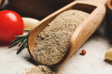 Masada toz biberli kepçe, yakın plan.