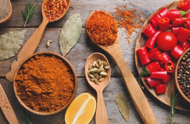 Farklı baharatlar ve ahşap arka planda kırmızı biber.