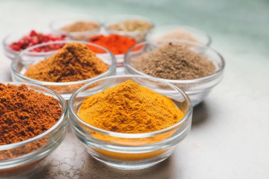 Arka planda farklı baharatlar olan kaseler, yakın plan