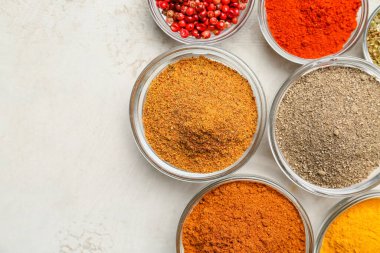 Arkaplanda farklı baharatlar bulunan kaseler