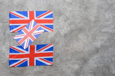 Gri arka planda Birleşik Krallık 'ın ulusal bayrakları
