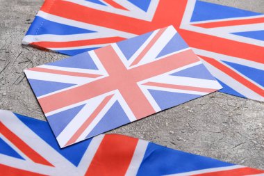 Gri arka planda Birleşik Krallık 'ın ulusal bayrakları
