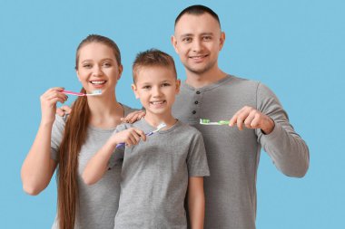 Renk arkaplanında aile dişlerini fırçalama