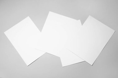 Gri arkaplanda boş kağıtlar