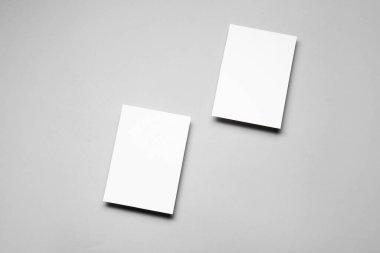 Gri arkaplanda boş kağıtlar