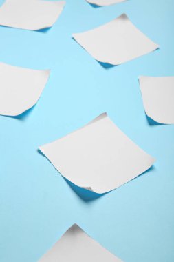 Renk arkaplanı üzerine boş kağıt sayfaları
