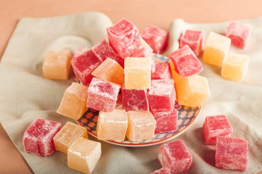 Arkaplanda Türk zevki olan tabak