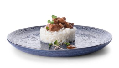 Beyaz arka planda lezzetli pirinçli tabak