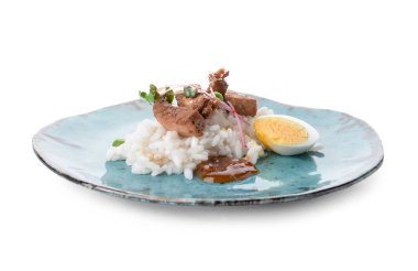 Beyaz arka planda etli lezzetli pirinç tabağı.