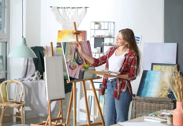 Young Female Artist Painting Studio — Stock Photo, Image