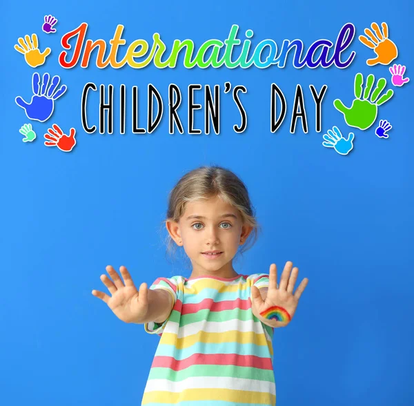 小女孩的手掌上有彩绘彩虹 衬托着彩色背景 国际儿童节庆祝活动 — 图库照片