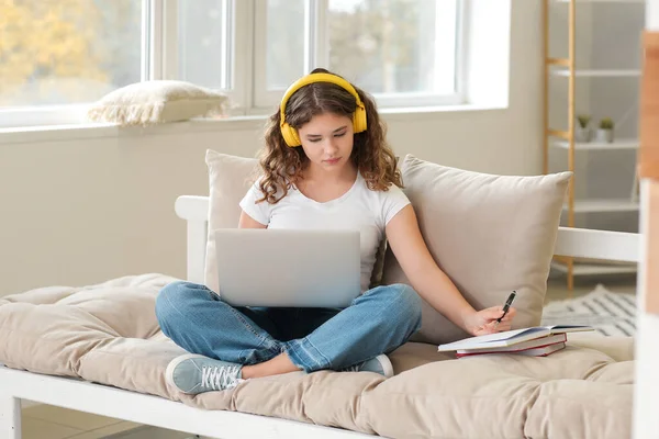 Vrouwelijke Student Die Thuis Online Studeert — Stockfoto