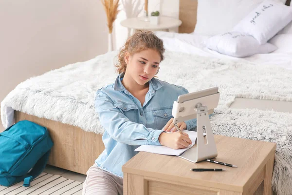 Female Student Studying Online Home — Stock Photo, Image