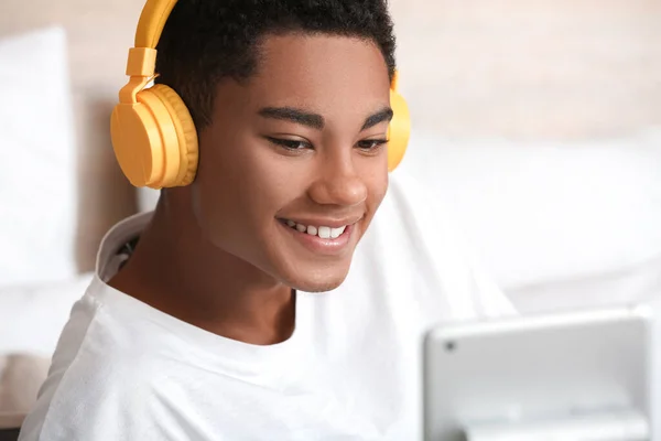 African American Student Studying Online Home — Stock Photo, Image