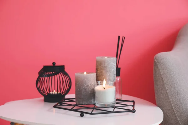 Bougies Allumées Diffuseur Roseaux Sur Table Dans Chambre — Photo