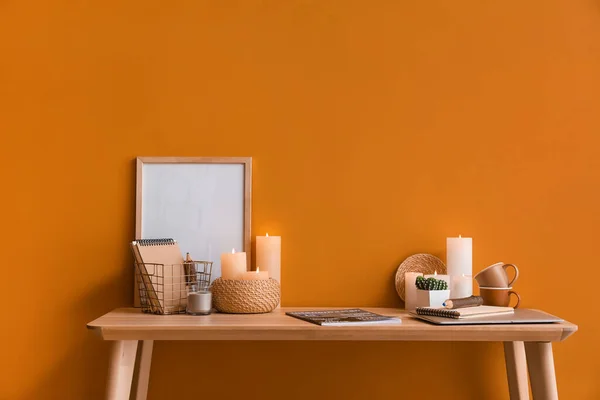 Κάψιμο Κεριών Χαρτικά Και Διακόσμηση Στο Τραπέζι Φόντο Χρώμα — Φωτογραφία Αρχείου