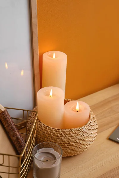 点燃桌上的蜡烛和文具 — 图库照片