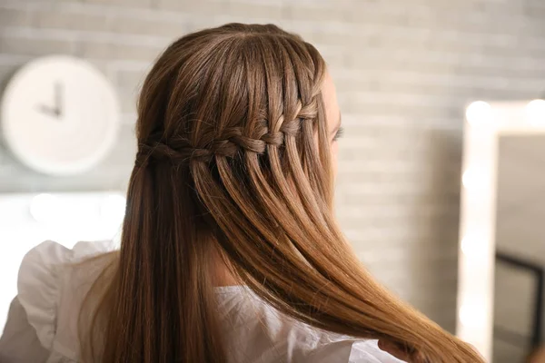 Mooie Jonge Vrouw Met Stijlvol Kapsel Thuis — Stockfoto