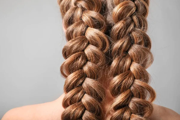 Schöne Junge Frau Mit Geflochtenen Haaren Auf Grauem Hintergrund Nahaufnahme — Stockfoto