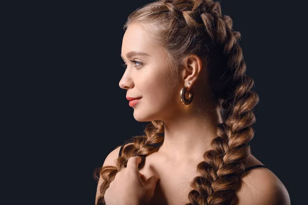 Belle Jeune Femme Aux Cheveux Tressés Sur Fond Sombre — Photo