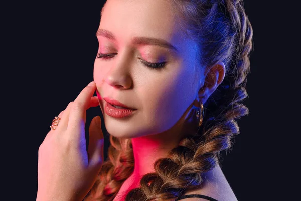 Bella Giovane Donna Con Capelli Intrecciati Sfondo Scuro — Foto Stock