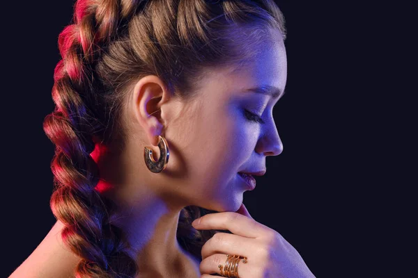 Mulher Bonita Com Cabelo Trançado Fundo Escuro — Fotografia de Stock