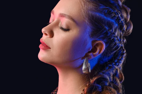 Bella Giovane Donna Con Capelli Intrecciati Sfondo Scuro — Foto Stock