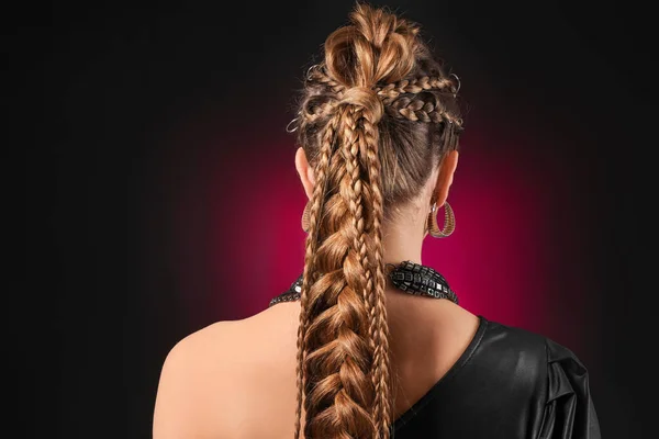 Mulher Bonita Com Cabelo Trançado Fundo Escuro — Fotografia de Stock