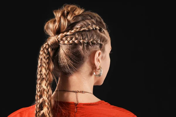 Koyu Arkaplanda Örgülü Saçları Olan Güzel Bir Genç Kadın — Stok fotoğraf