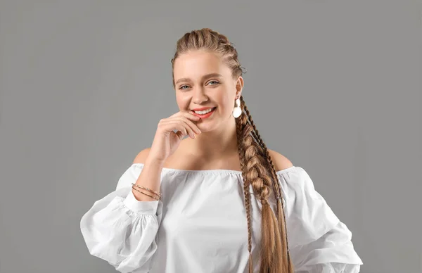 Vacker Ung Kvinna Med Flätat Hår Grå Bakgrund — Stockfoto