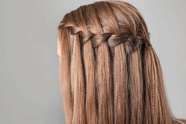 Mulher Bonita Com Penteado Elegante Fundo Cinza — Fotografia de Stock