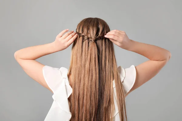 Belle Jeune Femme Avec Coiffure Élégante Sur Fond Gris — Photo