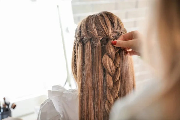 Cabeleireiro Trabalhando Com Cliente Salão Beleza — Fotografia de Stock