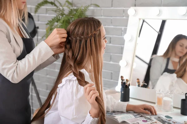 Friseur Arbeitet Mit Klient Schönheitssalon — Stockfoto