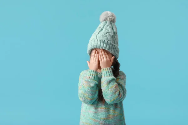 Niña Ropa Invierno Cubriendo Los Ojos Con Las Manos Fondo — Foto de Stock