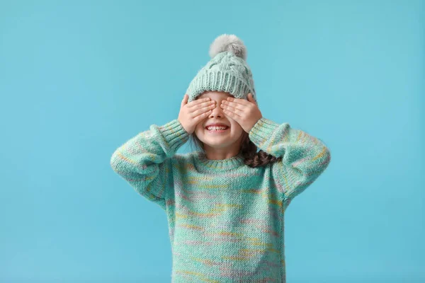 Little Girl Winter Clothes Covering Eyes Her Hands Color Background — Stock Photo, Image