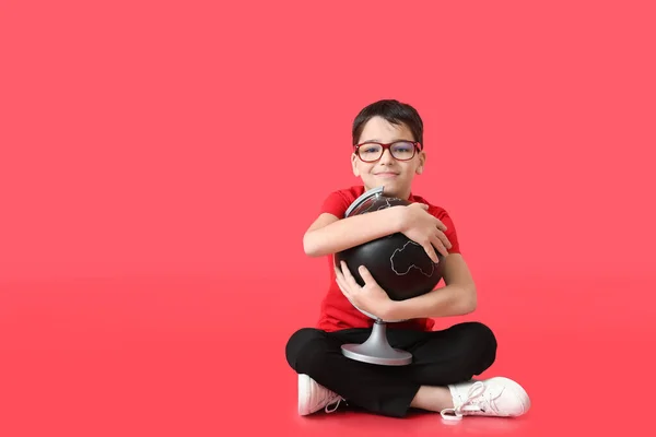 Netter Kleiner Junge Mit Globus Auf Farbigem Hintergrund — Stockfoto