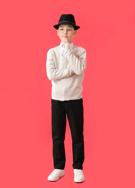 Snygg Liten Pojke Färg Bakgrund — Stockfoto