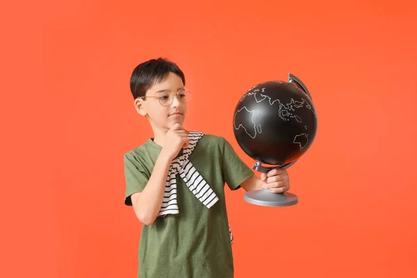 Ragazzino Premuroso Con Globo Sfondo Colori — Foto Stock