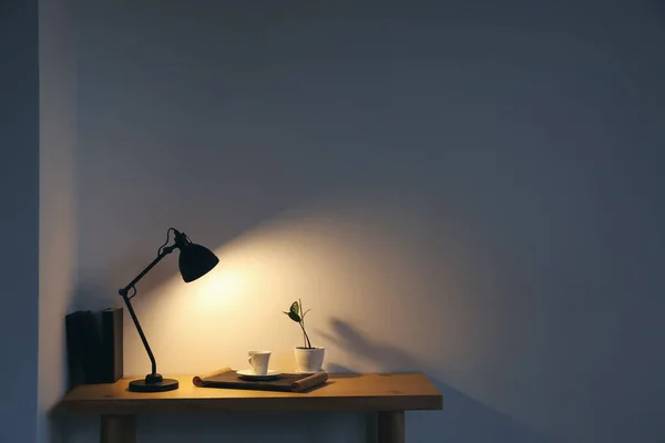 Moderne Lampe Und Tasse Kaffee Auf Dem Tisch Der Nähe — Stockfoto