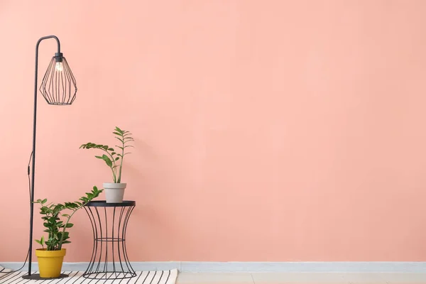 Τραπέζι Λάμπα Και Φυτά Κοντά Στο Χρώμα Τοίχο Στο Δωμάτιο — Φωτογραφία Αρχείου