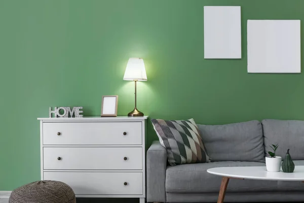 Kommode Mit Lampe Und Sofa Der Nähe Der Wand Zimmer — Stockfoto