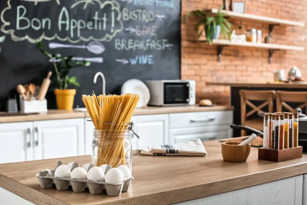 Counter Dengan Makanan Interior Modern Dapur — Stok Foto