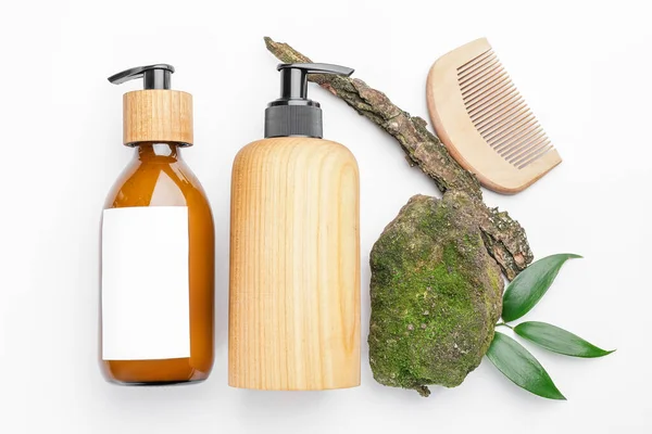 Garrafas Com Shampoo Natural Sobre Fundo Branco — Fotografia de Stock