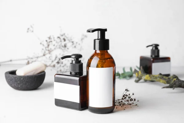 Garrafas Com Shampoo Natural Fundo Claro — Fotografia de Stock