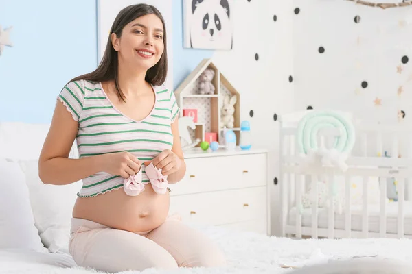 Jonge Zwangere Vrouw Met Baby Laarzen Thuis — Stockfoto