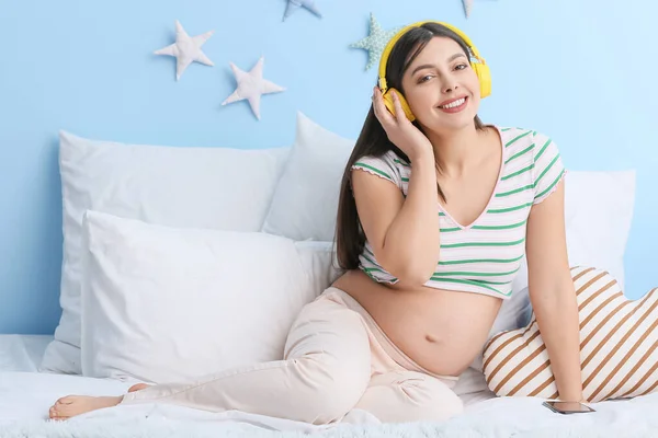 Young Pregnant Woman Listening Music Home — Stock Photo, Image