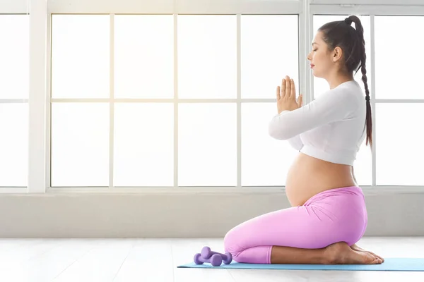 Genç Hamile Kadın Evde Meditasyon Yapıyor — Stok fotoğraf