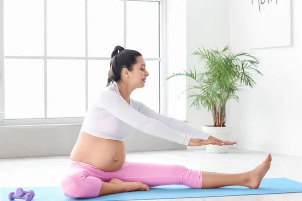 Jonge Zwangere Vrouw Beoefent Thuis Yoga — Stockfoto