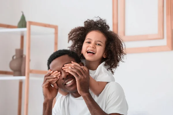 幸せなアフリカ系アメリカ人の父と彼の小さな娘の家の肖像画 — ストック写真